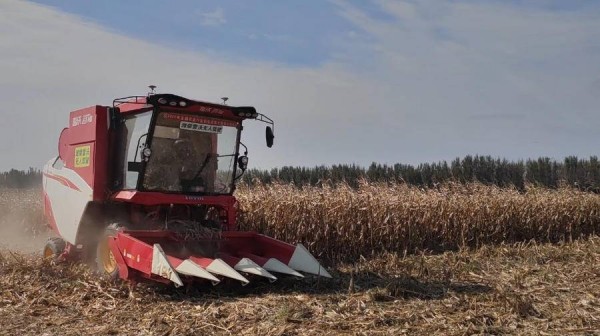 可自動收割、耕地、轉彎，無人駕駛農機現身濰坊智慧農場