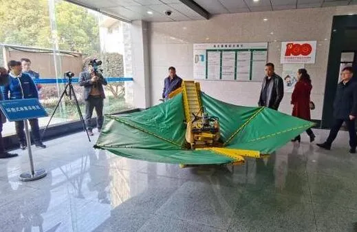 我國首臺油茶果采收機正式進入產(chǎn)業(yè)化 一分鐘采摘一棵樹